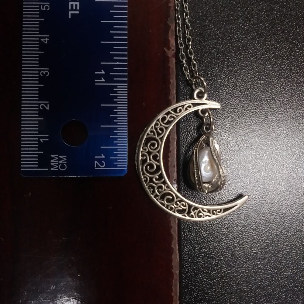 Pearl moon necklace - Picture 2 of 4